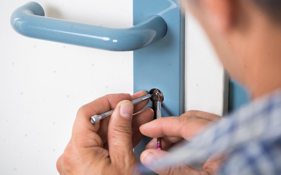 ouverture de porte claquée serrurier Feucherolles